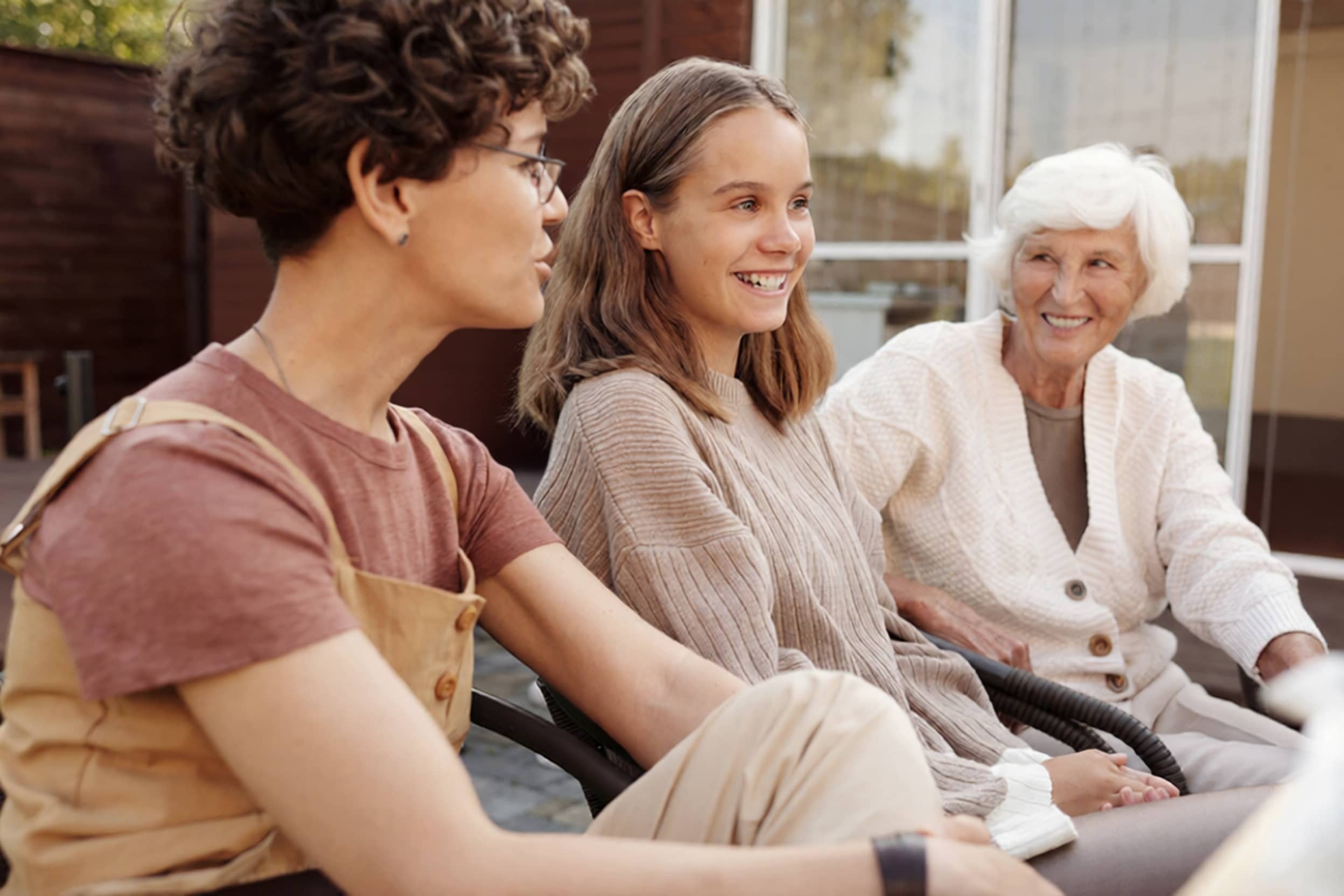 anhöriga pratar med sin farmor