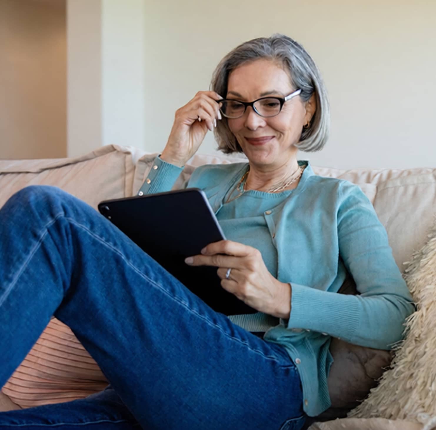Kvinna använder surfplatta